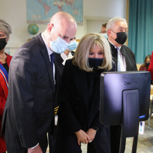 La première Brigitte Macron et Jean-Michel Blanquer, ministre de l'éducation nationale, visitent l'école primaire Jules Ferry à Ormesson sur Marne pour pour se familiariser avec des systèmes robotisés qui permettent aux élèves, souffrant d'une longue maladie, de pouvoir suivre leur scolarité le 3 décembre 2021.  © Panoramic / Bestimage