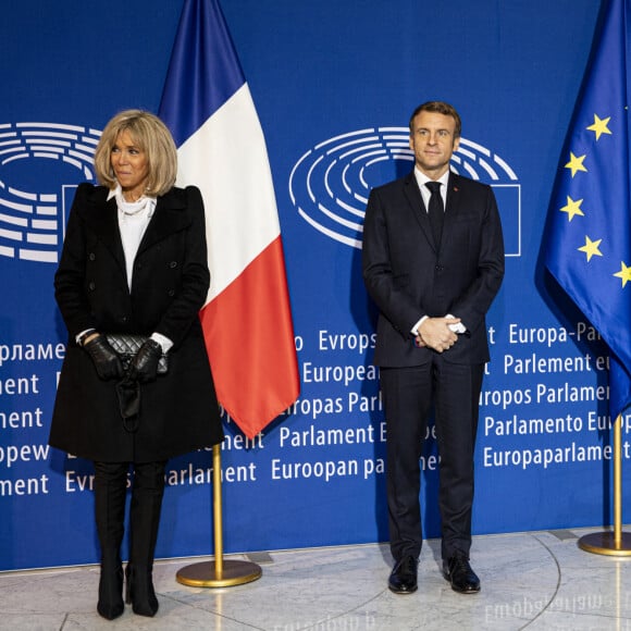 Le président de la République française, Emmanuel Macron entre sa femme la Première Dame, Brigitte Macron et David Maria Sassoli, président du Parlement européen lors de la cérémonie en hommage à l'ancien président .G.d'Estaing, à l'occasion du premier anniversaire de son décés, au Parlement Européen à Strasbourg, France, le 2 décembre 2021. © Sipa/Pool/Bestimage