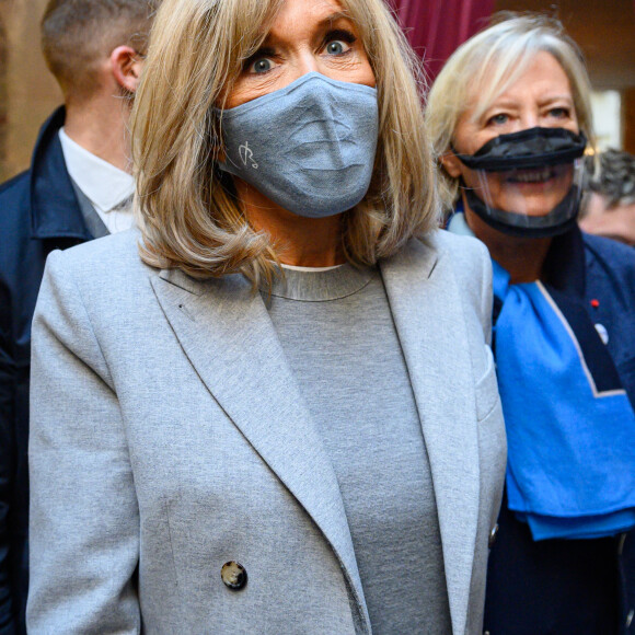 Arrivée de Brigitte Macron, la Première Dame française accompagnée de Sophie Cluzel, secrétaire d'Etat en charge des personnes handicapées au déjeuner du DuoDay à l'établissement médico-social ESAT Bastille - Les ailes déployées à Paris, France, le 18 janvier 2021. © Eric Tschaen/Pool/Bestimage