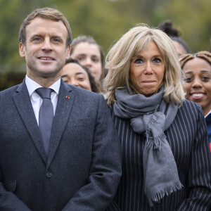 Le président de la République française, Emmanuel Macron et sa femme la Première Dame, Brigitte Macron - Le Président de la République française et sa femme la Première Dame au Centre National de Rugby de Marcoussis, dans l'Essonne, france, le 15 novembre 2021, pour rencontrer les équipes du XV de France. © Eliot Blondet/Pool/Bestimage