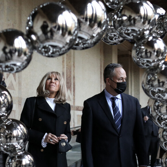 La Première Dame, Brigitte Macron et le deuxième gentilhomme des États-Unis, Douglas Emhoff (mari de de K.Harris, la 49ème vice-présidente des États-Unis) visitent l'exposition temporaire "Le Théorème de Narcisse" de J.M.Othoniel au Petit Palais à Paris, France, le 12 novembre 2021. © Stéphane Lemouton/Bestimage