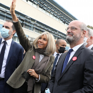 La Première Dame, Brigitte Macron, accompagnée par le ministre de l'Education nationale, de la Jeunesse et des Sports, Jean-Michel Blanquer, lit la dictée ELA, rédigée par Hervé Le Tellier (prix Goncourt 2020) et intitulée "La gymnastique des mots ", aux collégiens pour la 18ème édition en soutien à l'Association Européenne de Leucodystrophie (ELA), au collège Amédée Dunois à Boissy-Saint-Léger, France, le 18 octobre 2021. © Dominique Jacovides/Bestimage