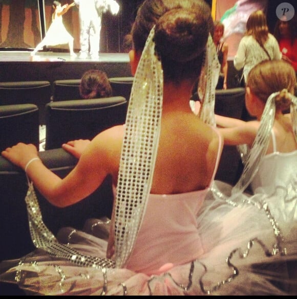 Sonia Rolland a publié une photo de sa fille aînée Tess, enfant à un spectacle de danse classique.