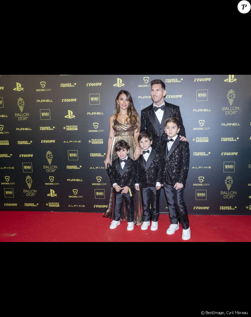 Lionel Leo Messi (Ballon d'Or pour la 7ème fois) avec sa femme Antonella Roccuzzo et ses enfants Thiago, Mateo et Ciro - Photocall de la cérémonie du Ballon d'Or 2021 au Théâtre du Châtelet le 29 novembre 2021. © Cyril Moreau/Bestimage