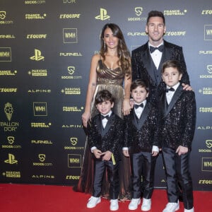 Lionel Leo Messi (Ballon d'Or pour la 7ème fois) avec sa femme Antonella Roccuzzo et ses enfants Thiago, Mateo et Ciro - Photocall de la cérémonie du Ballon d'Or 2021 au Théâtre du Châtelet le 29 novembre 2021. © Cyril Moreau/Bestimage