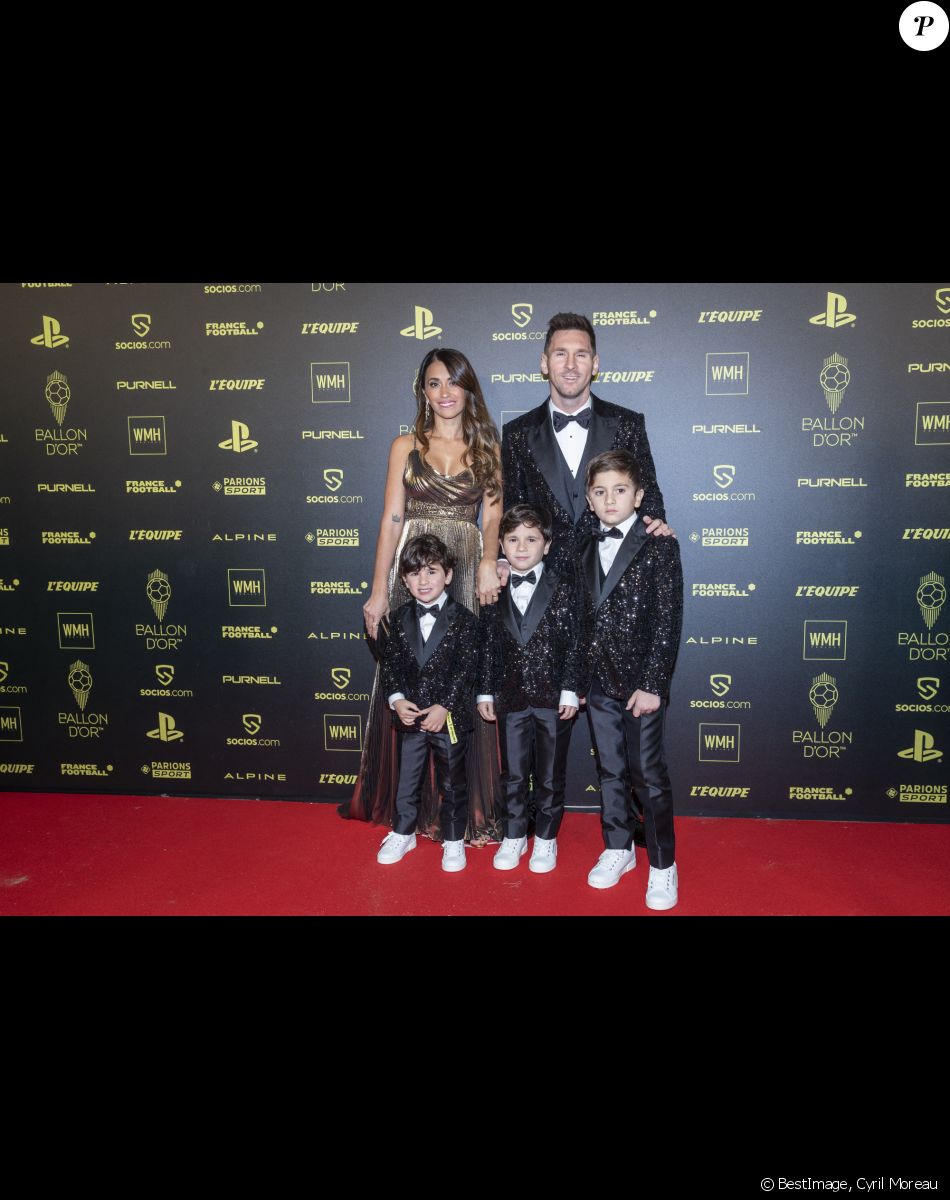 Lionel Leo Messi (Ballon d'Or pour la 7ème fois) avec sa femme Antonella Roccuzzo et ses enfants Thiago, Mateo et Ciro - Photocall de la cérémonie du Ballon d'Or 2021 au Théâtre du Châtelet le 29 novembre 2021. © Cyril Moreau/Bestimage