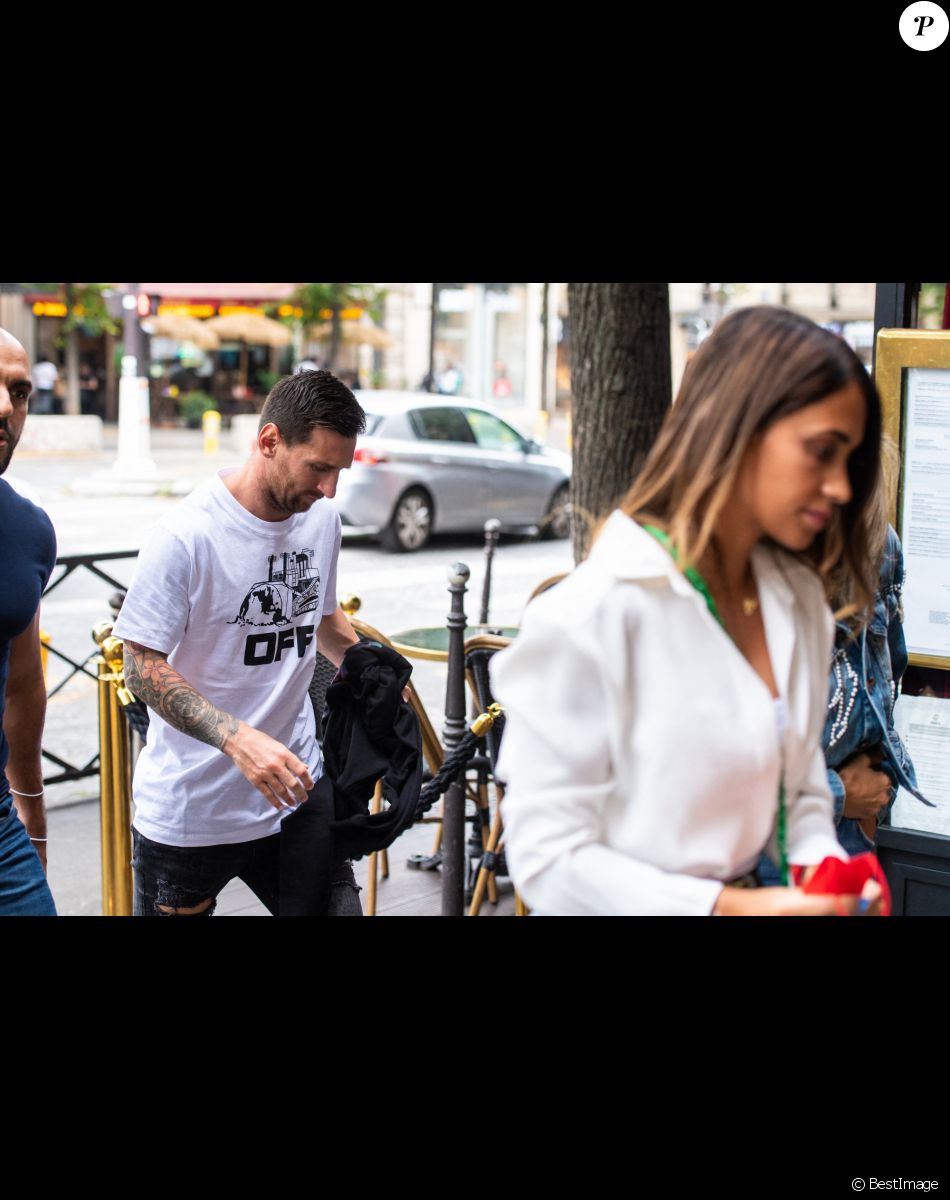 Exclusif - Antonella Roccuzzo sort de l'hôtel Royal Monceau pour aller faire du shopping chez Zara pour acheter une tenue et aller ensuite déjeuner au restaurant avec son mari. Antonella veut rester la plus belle pour son Leo après 20 ans de vie commune et 3 enfants. Elle retourne à l'hôtel pour se changer avant de rejoindre son mari Lionel Leo Messi, qui revient de son entraînement avec le Paris Saint-Germain (PSG), au restaurant parisien. Le couple est ensuite retourné dans leur hôtel.