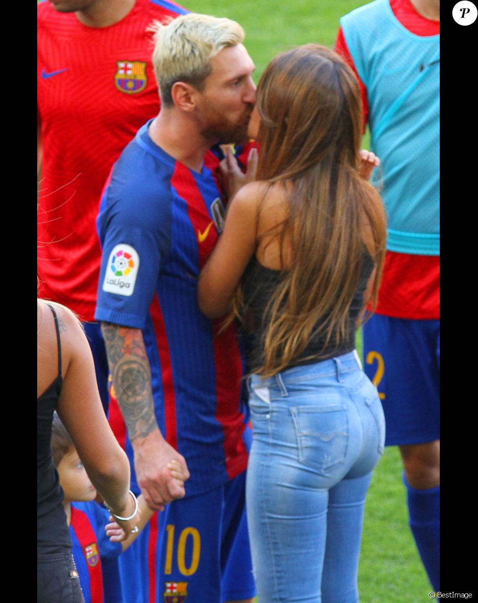 Lionel Leo Messi et sa femme Antonella Rocuzzo - Le FC Barcelone de Lionel Leo Messi remporte le premier match de l'année en Ligua, 6 à 2 contre le Betis Seville au Camp Nou à Barcelone le 20 Août 2016.