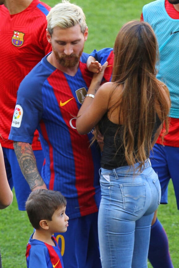 Lionel Leo Messi avec sa femme Antonella et ses enfants Mateo et Thiago - Le FC Barcelone de Lionel Leo Messi remporte le premier match de l'année en Ligua, 6 à 2 contre le Betis Seville au Camp Nou à Barcelone le 20 Août 2016.