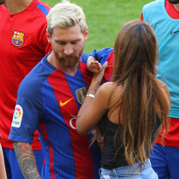 Lionel Leo Messi avec sa femme Antonella et ses enfants Mateo et Thiago - Le FC Barcelone de Lionel Leo Messi remporte le premier match de l'année en Ligua, 6 à 2 contre le Betis Seville au Camp Nou à Barcelone le 20 Août 2016.