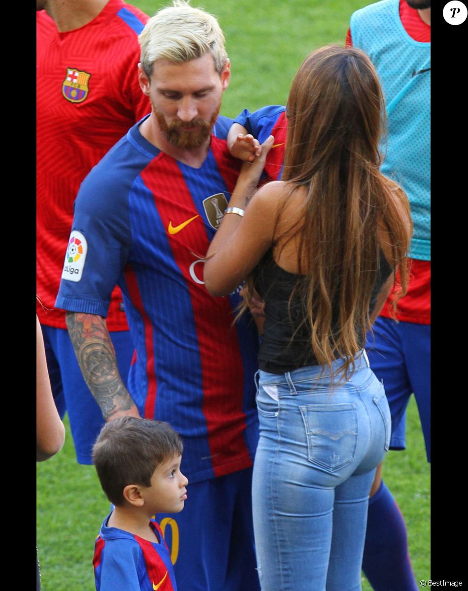 Lionel Leo Messi avec sa femme Antonella et ses enfants Mateo et Thiago - Le FC Barcelone de Lionel Leo Messi remporte le premier match de l'année en Ligua, 6 à 2 contre le Betis Seville au Camp Nou à Barcelone le 20 Août 2016.