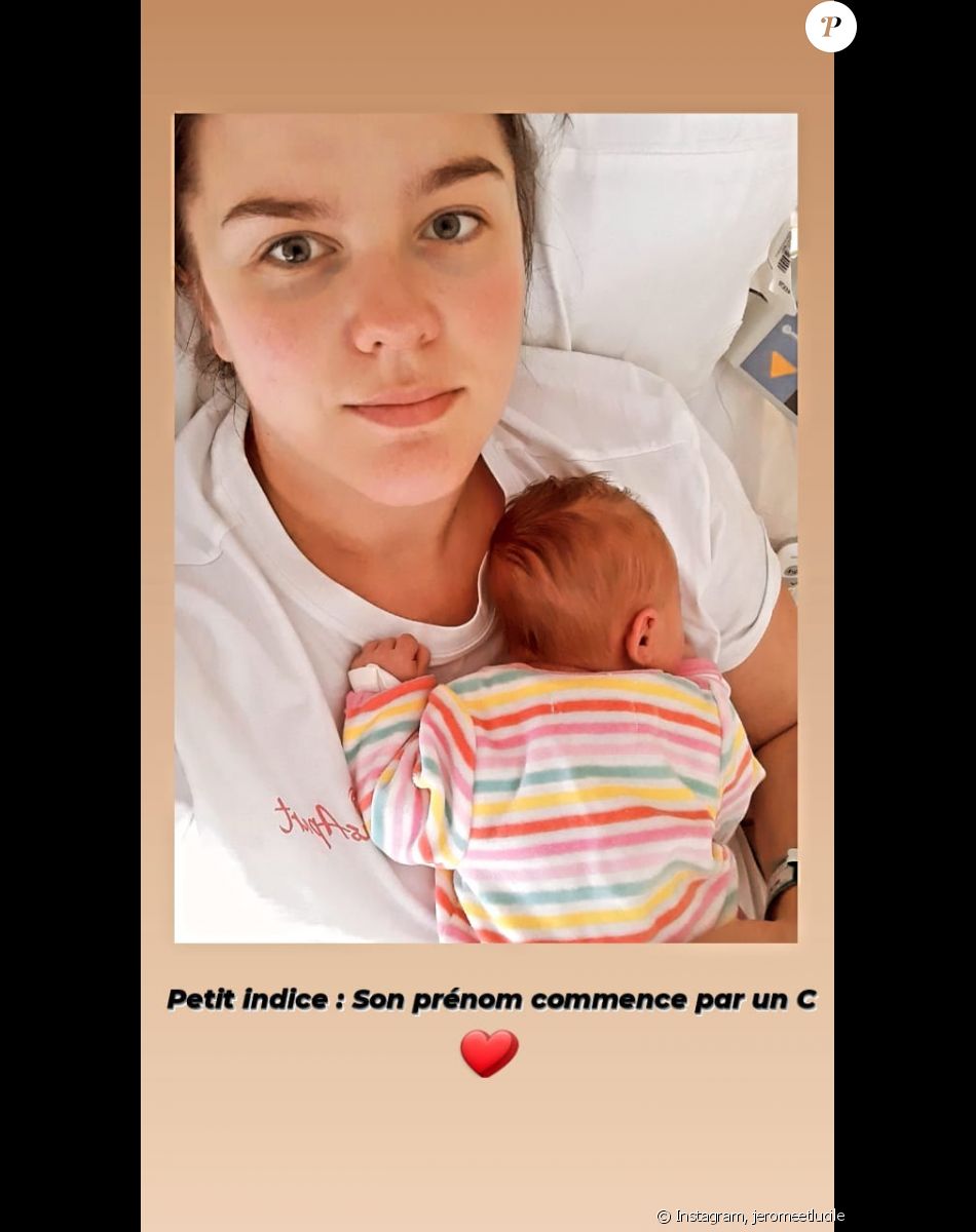 Lucile pose pour la première fois avec sa fille et donne un indice sur son prénom, la première lettre.