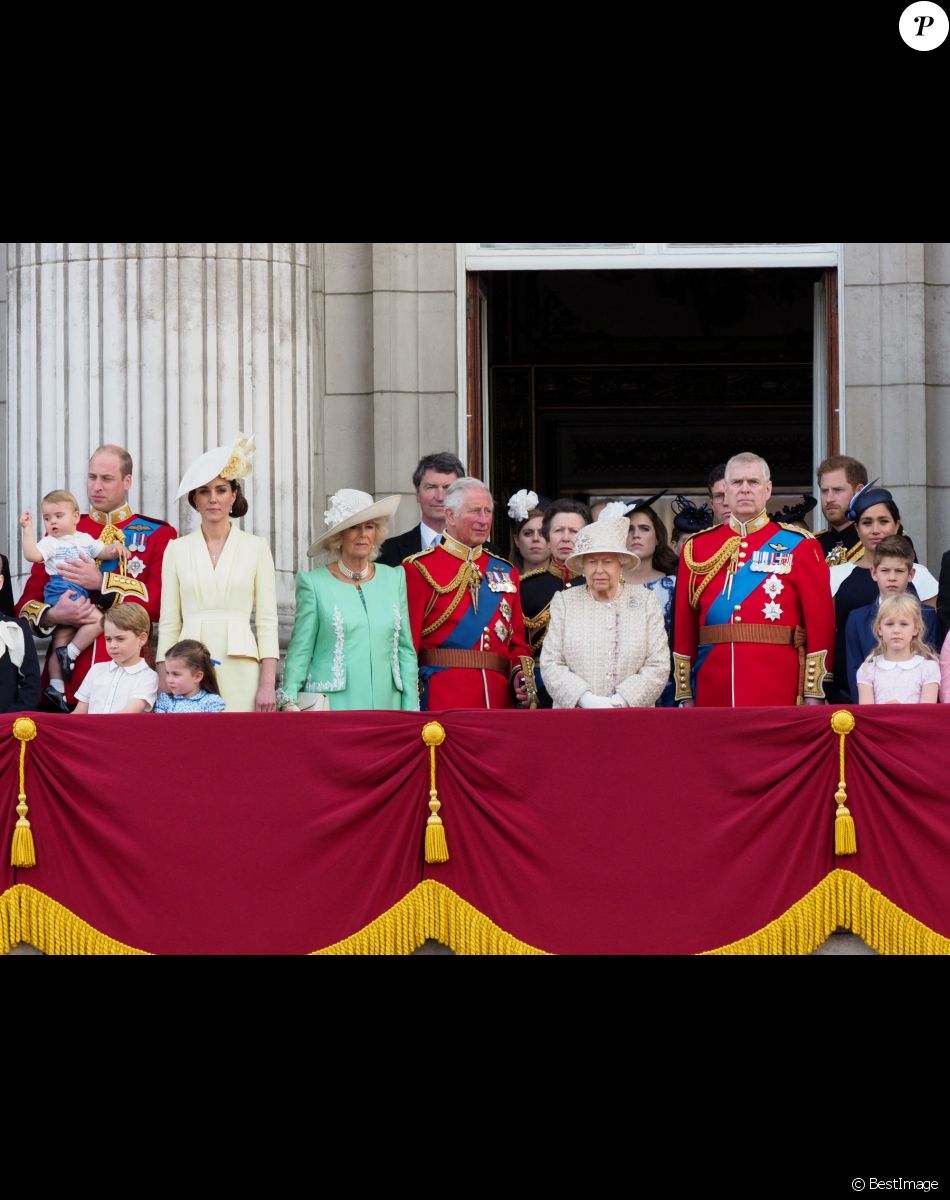 Catherine (Kate) Middleton, duchesse de Cambridge, le prince George de Cambridge, la princesse Charlotte de Cambridge, le prince Louis de Cambridge, Camilla Parker Bowles, duchesse de Cornouailles, le prince Charles, prince de Galles, la reine Elisabeth II d'Angleterre, le prince Andrew, duc d'York, le prince Harry, duc de Sussex, et Meghan Markle, duchesse de Sussex, la princesse Beatrice d'York, la princesse Eugenie d'York, la princesse Anne - La famille royale au balcon du palais de Buckingham lors de la parade Trooping the Colour 2019, célébrant le 93ème anniversaire de la reine Elisabeth II, Londres, le 8 juin 2019.