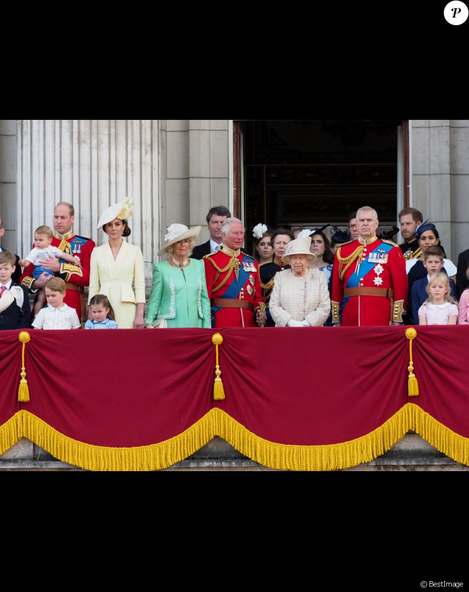 Le prince William, duc de Cambridge, et Catherine (Kate) Middleton, duchesse de Cambridge, le prince George de Cambridge, la princesse Charlotte de Cambridge, le prince Louis de Cambridge, Camilla Parker Bowles, duchesse de Cornouailles, le prince Charles, prince de Galles, la reine Elisabeth II d'Angleterre, le prince Andrew, duc d'York, le prince Harry, duc de Sussex, et Meghan Markle, duchesse de Sussex, la princesse Beatrice d'York, la princesse Eugenie d'York, la princesse Anne - La famille royale au balcon du palais de Buckingham lors de la parade Trooping the Colour, célébrant le 93ème anniversaire de la reine Elisabeth II.