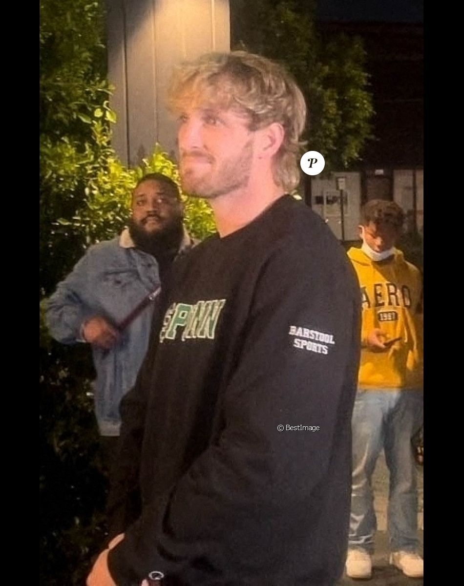 Logan Paul veut en découdre avec un inconnu à la sortie du club "Nightingale" à Los Angeles, bien que son ami, Mike Majlak tente de les séparer. Le 27 octobre 2021.