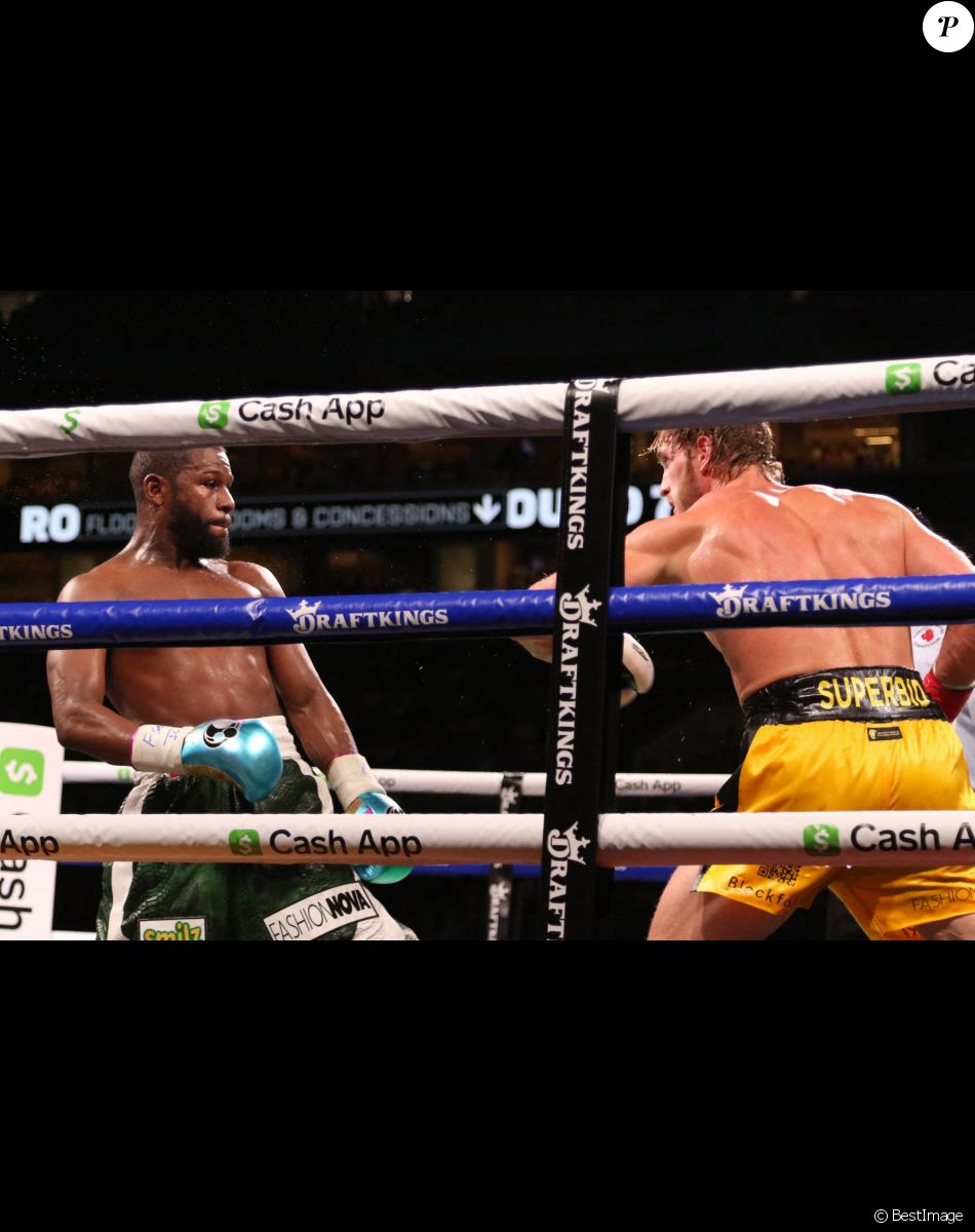 Floyd Mayweather et Logan Paul - Les people assistent au combat de boxe de Floyd Mayweather VS Paul Logan au Hard Rock Stadium à Miami, le 6 juin 2021.