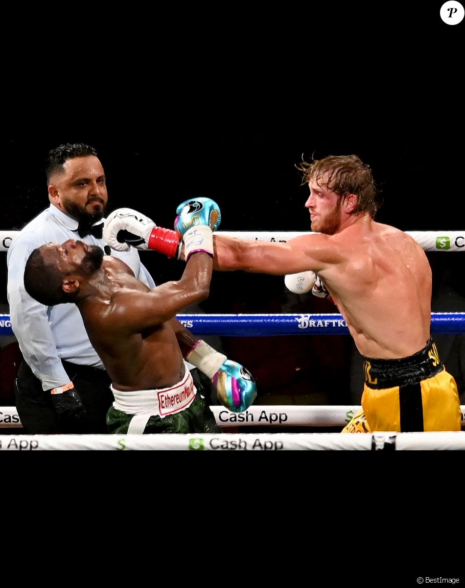 Le YouTubeur Paul Logan et Floyd Mayweather lors de leur combat d'exhibition en boxe anglais au Hard Rock Stadium de Miami, Floride, Etats-Unis, le 6 juin 2021.