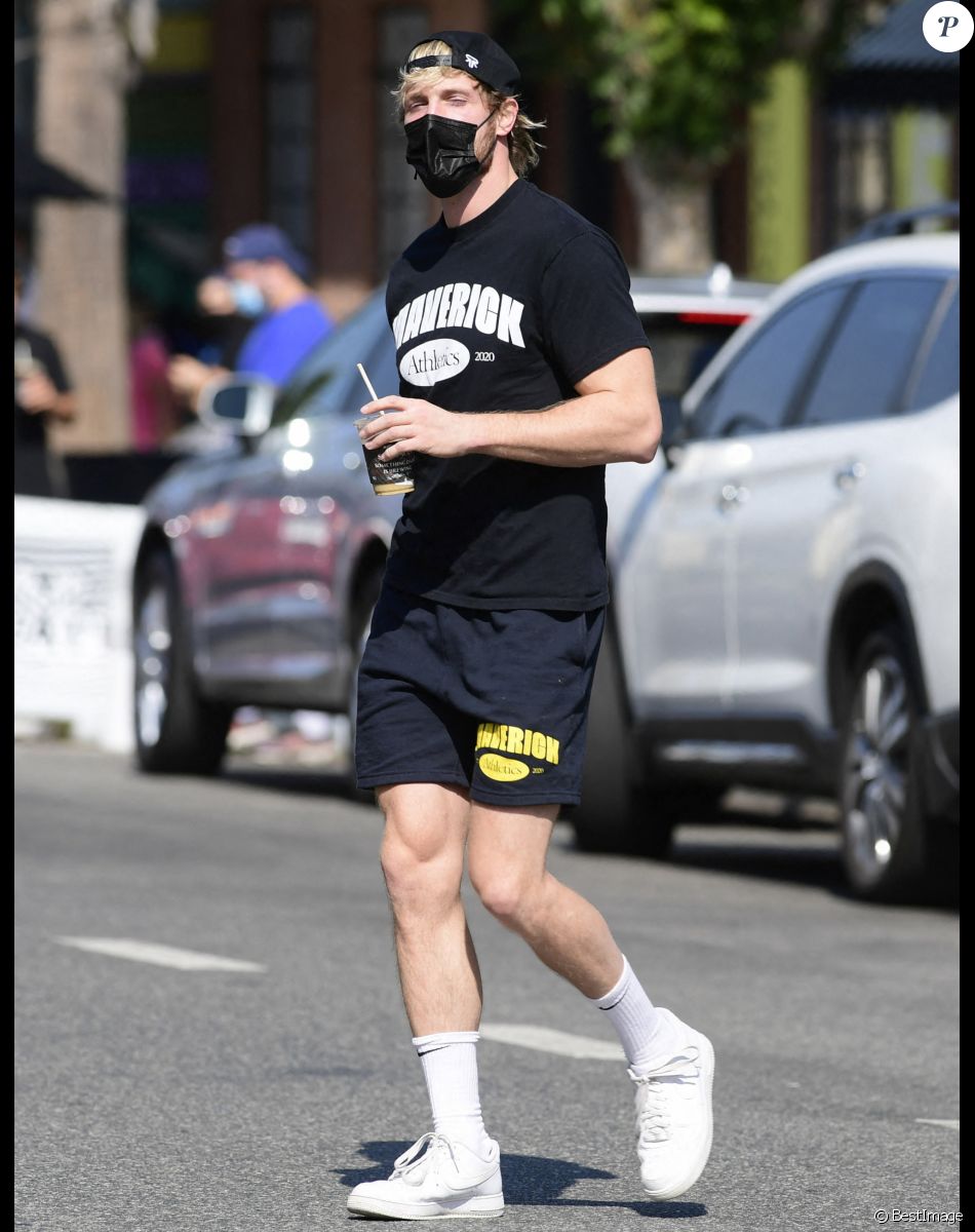 Logan Paul avec son bras dans le plâtre va prendre un café avec une mystérieuse inconnue à Los Angeles le 24 septembre 2021