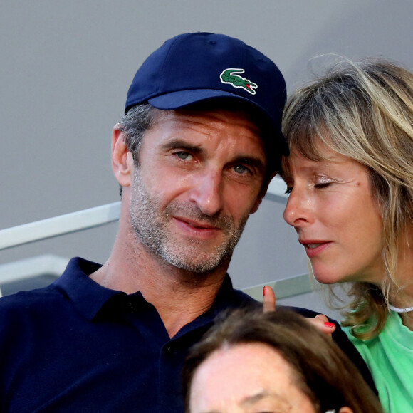 Karin Viard et son compagnon Manuel Herrero dans les tribunes des Internationaux de France de Roland Garros à Paris le 11 juin 2021. © Dominique Jacovides / Bestimage