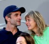 Karin Viard et son compagnon Manuel Herrero dans les tribunes des Internationaux de France de Roland Garros à Paris. © Dominique Jacovides / Bestimage 