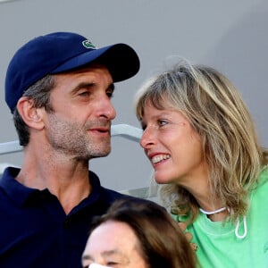 Karin Viard et son compagnon Manuel Herrero dans les tribunes des Internationaux de France de Roland Garros à Paris. © Dominique Jacovides / Bestimage 