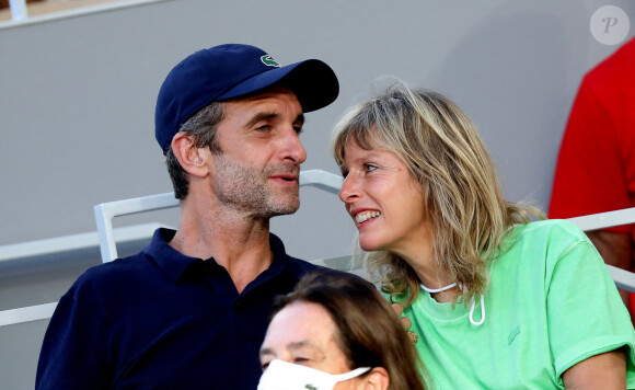 Karin Viard et son compagnon Manuel Herrero dans les tribunes des Internationaux de France de Roland Garros à Paris. © Dominique Jacovides / Bestimage 