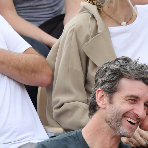Karin Viard et son compagnon - People dans les tribunes lors de la finale messieurs des internationaux de France de tennis de Roland Garros 2019 à Paris le 9 juin 2019. © Jacovides-Moreau/Bestimage 