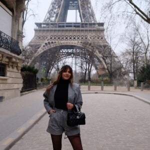 Camille Cerf devant la Tour Eiffel