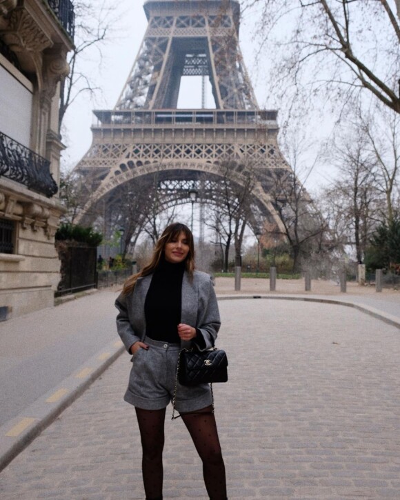 Camille Cerf devant la Tour Eiffel