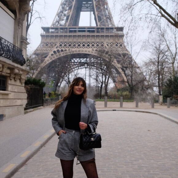 Camille Cerf devant la Tour Eiffel