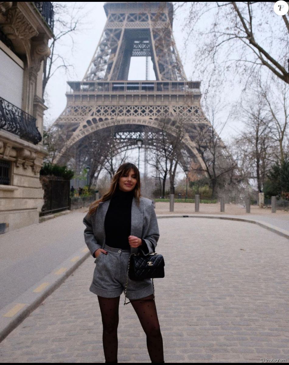 Camille Cerf devant la Tour Eiffel