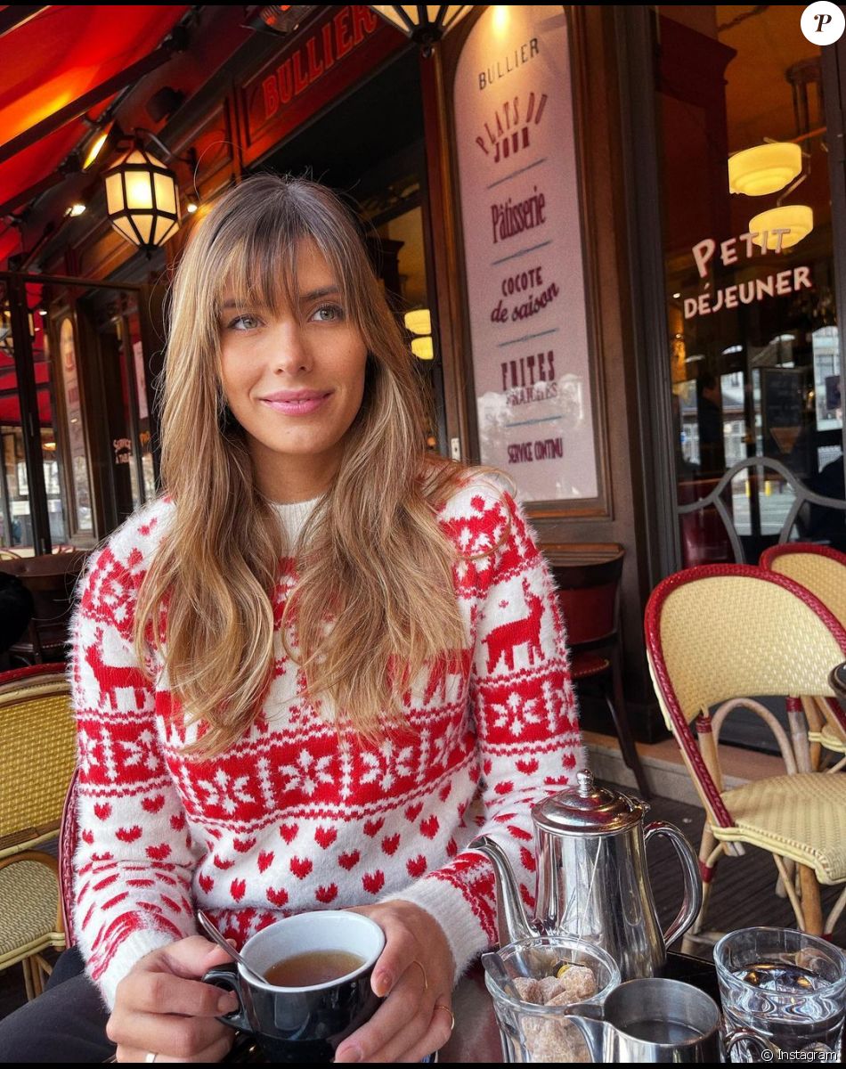 Camille Cerf dans un café
