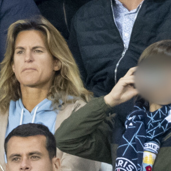 Amelie Mauresmo et son fils - People assistent à la victoire du PSG (2) face à Manchester City (0) lors de la deuxième journée de la Ligue des champions au Parc des Princes à Paris le 28 septembre 2021. © Cyril Moreau/Bestimage