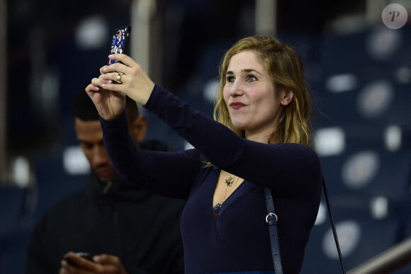 Joséphine Draï dans les tribunes lors du match de Ligue 1 "PSG - OM (4-0)" au Parc des Princes, le 27 octobre 2019. 