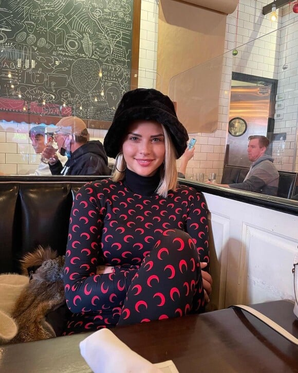 Kelly Vedovelli au restaurant, décembre 2021