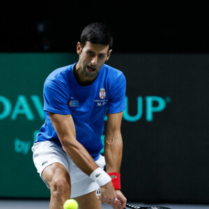 Novak Djokovic défend les couleurs de la Serbie lors d'un match contre Kazakhstanais, Alexander Bublik lors de la Coupe Davis à Madrid, le 1er décembre 2021.