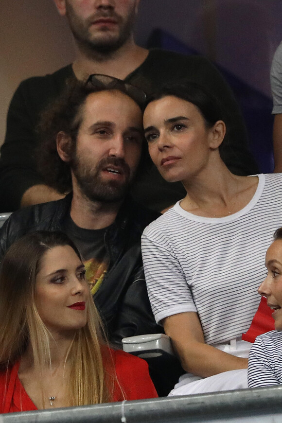 Elodie Bouchez et son mari Thomas Bangalter (groupe Daft Punk) dans les tribunes du stade de France lors du match de ligue des nations opposant la France à l'Allemagne à Saint-Denis, Seine Saint-Denis, France, le 16 octobre 2018. 