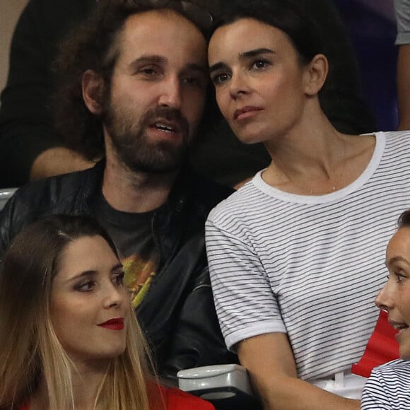 Elodie Bouchez et son mari Thomas Bangalter (groupe Daft Punk) dans les tribunes du stade de France lors du match de ligue des nations opposant la France à l'Allemagne à Saint-Denis, Seine Saint-Denis, France, le 16 octobre 2018. 