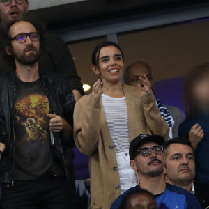 Elodie Bouchez, son mari Thomas Bangalter (groupe Daft Punk), leur fils Roxan et Arnaud Ducret dans les tribunes du stade de France lors du match de ligue des nations opposant la France à l'Allemagne à Saint-Denis, Seine Saint-Denis, France, le 16 octobre 2018. 