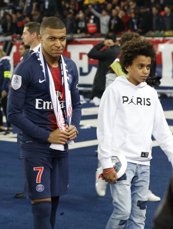 Kylian Mbappé et son frère Ethan - Le PSG célèbre son titre de Champion de France 2019 au Parc ders Princes à Paris, le 18 mai 2019. © Marc Ausset-Lacroix/Bestimage 