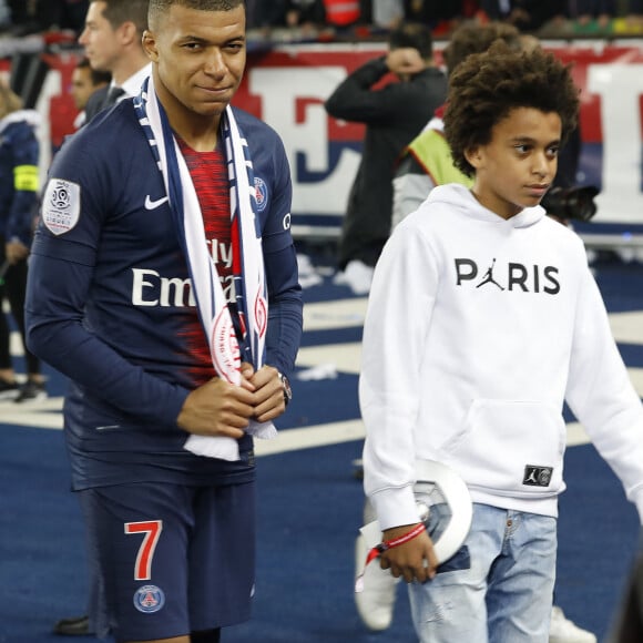 Kylian Mbappé et son frère Ethan - Le PSG célèbre son titre de Champion de France 2019 au Parc ders Princes à Paris, le 18 mai 2019. © Marc Ausset-Lacroix/Bestimage 