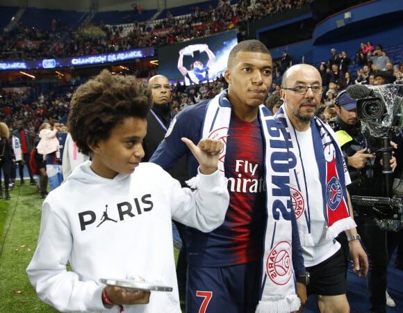 Kylian Mbappé et son frère Ethan - Le PSG célèbre son titre de Champion de France 2019 au Parc ders Princes à Paris, le 18 mai 2019. © Marc Ausset-Lacroix/Bestimage 