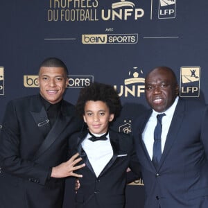 Kylian Mbappé avec son frère Ethan et son père Wilfried au photocall de la 28ème cérémonie des trophées UNFP (Union nationale des footballeurs professionnels) au Pavillon d'Armenonville à Paris, France, le 19 mai 2019. © Coadic Guirec/Bestimage 