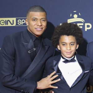 Kylian Mbappé avec son frère Ethan et son père Wilfried au photocall de la 28ème cérémonie des trophées UNFP (Union nationale des footballeurs professionnels) au Pavillon d'Armenonville à Paris, France, le 19 mai 2019. 