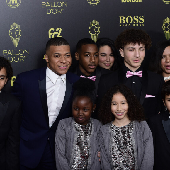 Kylian Mbappé son frère Ethan et les enfants de l'association premiers de Cordée - Cérémonie du Ballon d'Or 2019 à Paris le 2 décembre 2019. © JB Autissier/Panoramic/Bestimage 