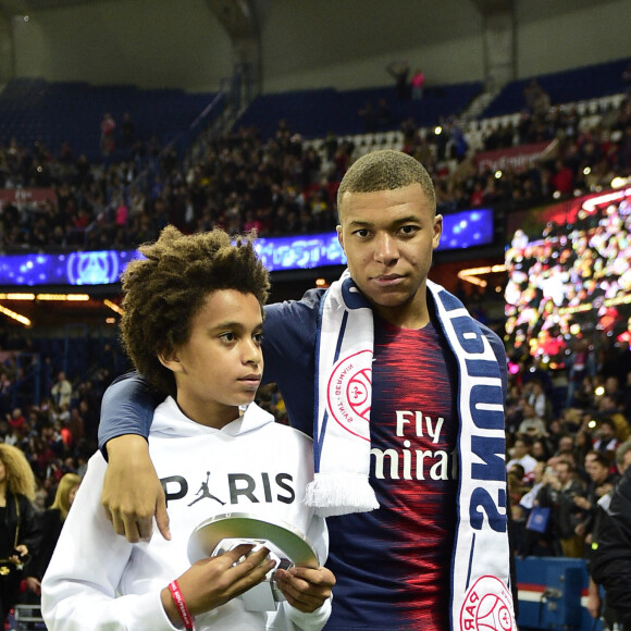 Kylian Mbappé et son frère Ethan - Le PSG célèbre son titre de Champion de France 2019 au Parc ders Princes à Paris, le 18 mai 2019. 