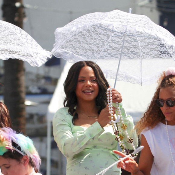 Christina Milian, enceinte, et son compagnon M Pokora (Matt) font la promotion de la marque "Beignet Box" de Christina sur un char lors d'une parade à Los Angeles le 10 avril 2021.