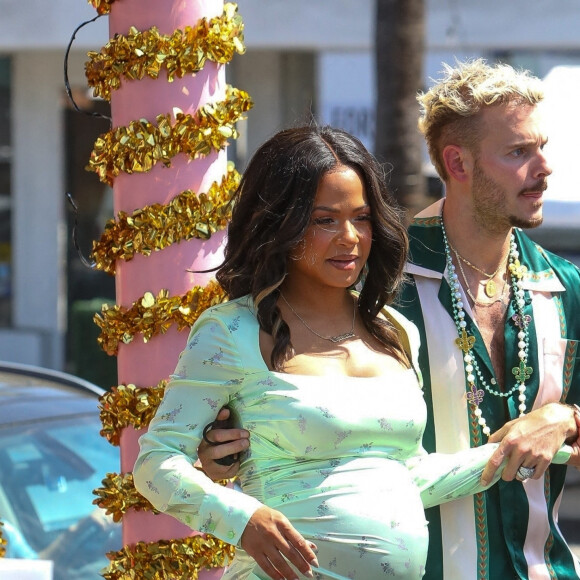 Christina Milian, enceinte, et son compagnon M Pokora (Matt) font la promotion de la marque "Beignet Box" de Christina sur un char lors d'une parade à Los Angeles le 10 avril 2021. 