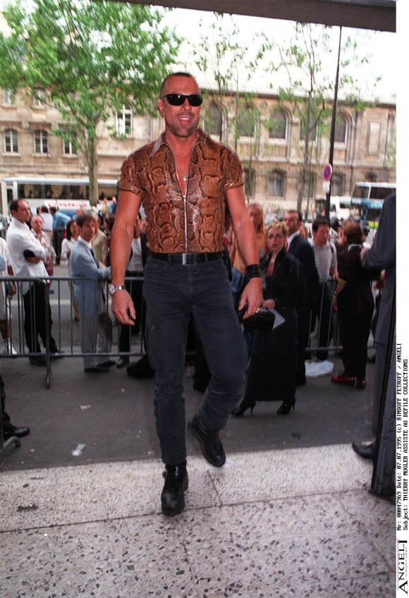 Thierry Mugler lors du défilé Jean Paul Gaultier à Paris en 1995