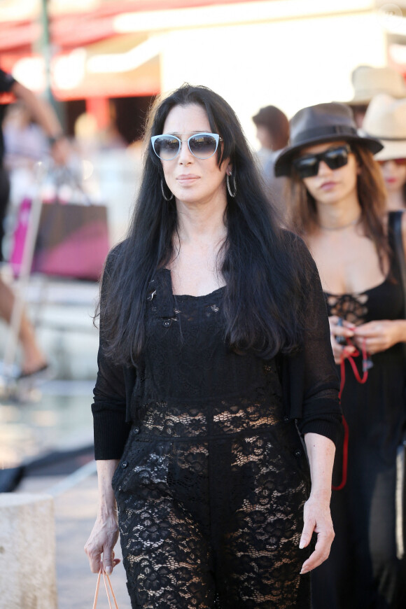 Cher porte un pantalon de dentelles transparent sur le port de Saint-Tropez le 30 juin 2015
